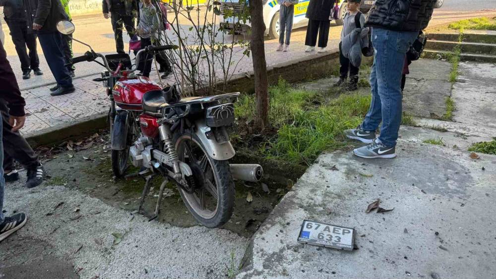 Otomobile &ccedil;arpmamak i&ccedil;in manevra yapan motosiklet devrildi: 1 yaralı
