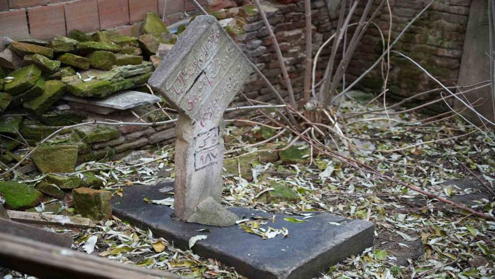 Edirne&rsquo;de ilgin&ccedil; manzara: Osmanlı d&ouml;nemi kabri apartman bah&ccedil;esinde kaldı
