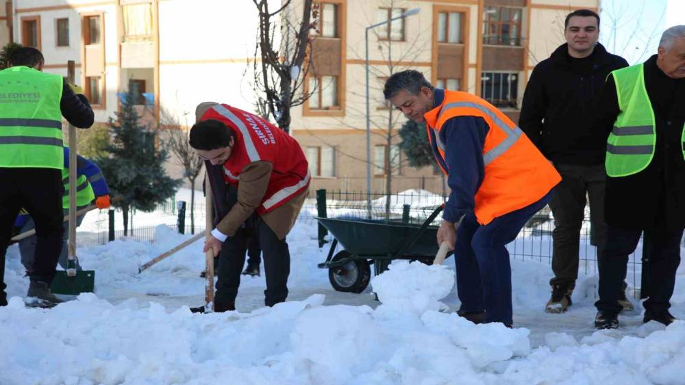 Şırnak&rsquo;ta kar temizliğinde ara&ccedil; engeli
