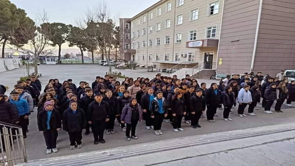 Öğrenciler depremde hayatını kaybedenler için saygı duruşunda bulundu
