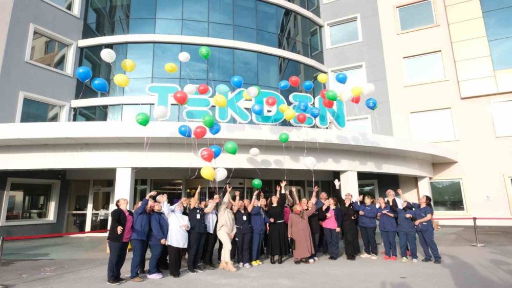 &Ouml;zel Tekden Hastanesi kansere farkındalık i&ccedil;in g&ouml;ky&uuml;z&uuml;n&uuml; renklendirdi
