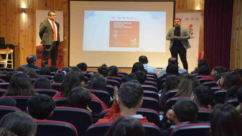 "Asrın felaketi"nin yıl d&ouml;n&uuml;m&uuml;nde &ouml;ğrencilere deprem eğitimi
