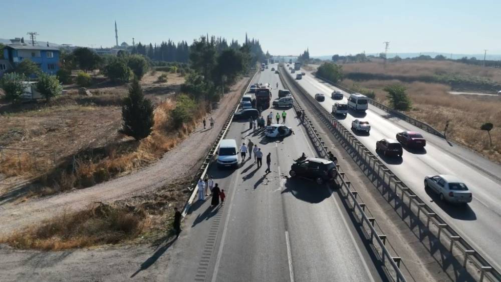 Tırdan d&ouml;k&uuml;len mazot ortalığı savaş alanına &ccedil;evirdi: 10 ara&ccedil; birbirine girdi
