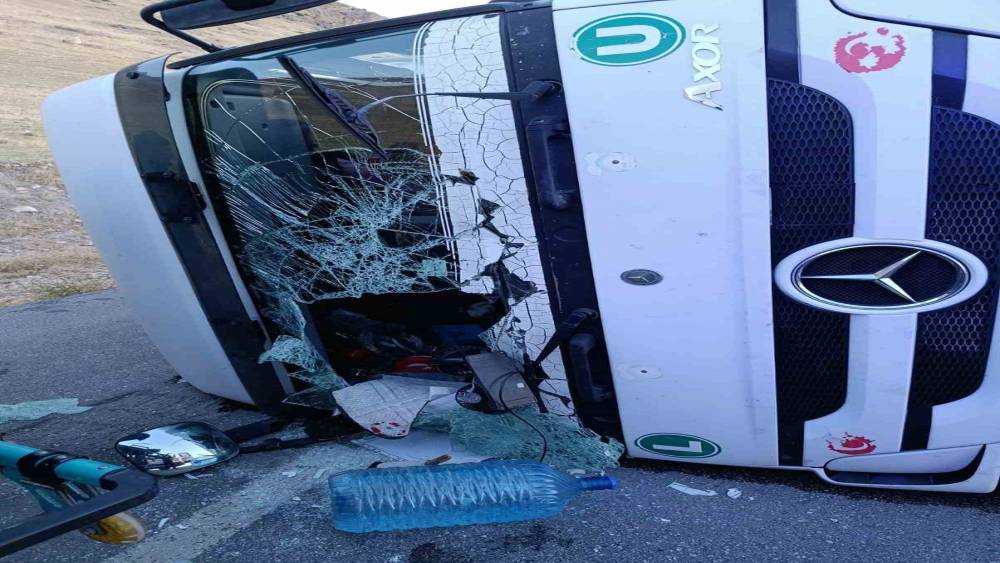 Devrilen tırın sürücüsü yaralandı
