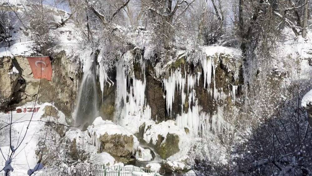 Sıcaklığın eksi 21 dereceye d&uuml;şt&uuml;ğ&uuml; Sivas&rsquo;ta Sızır Şelalesi&rsquo;nde devasa buz sarkıtları oluştu
