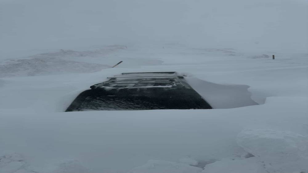 Kar kalınlığı 2 metreyi buldu, ara&ccedil;lar kara g&ouml;m&uuml;ld&uuml;
