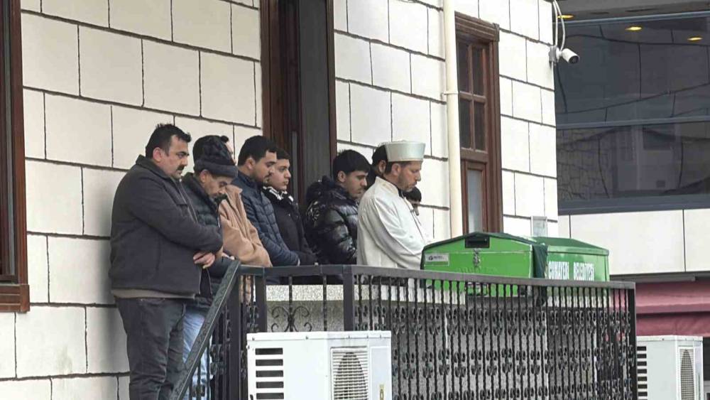 Emekli polisin &ouml;ld&uuml;rd&uuml;ğ&uuml; karısı son yolculuğuna uğurlandı
