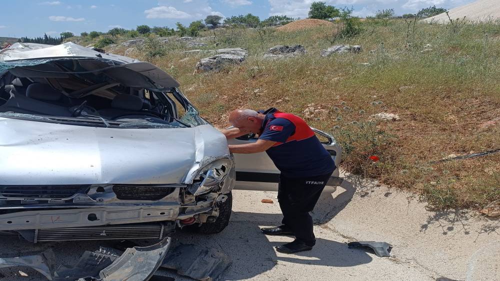 Hafif ticari araç takla attı: 1 ölü, 1 yaralı