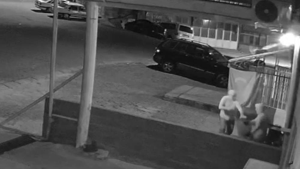 Hırsızı dükkan sahibi karşıladı
