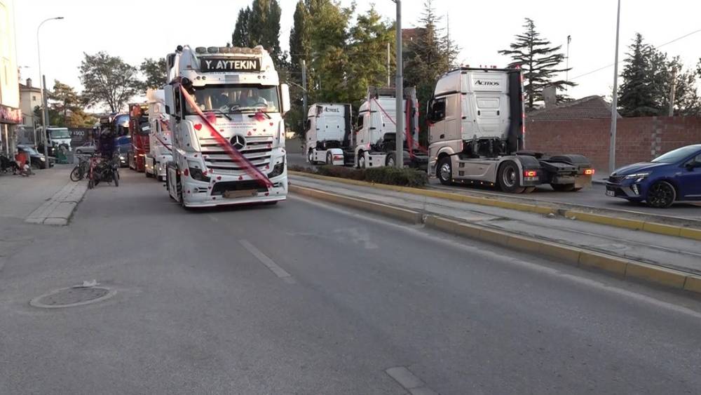 Evlenen yeğenine tır konvoyu s&uuml;rprizi yaptı
