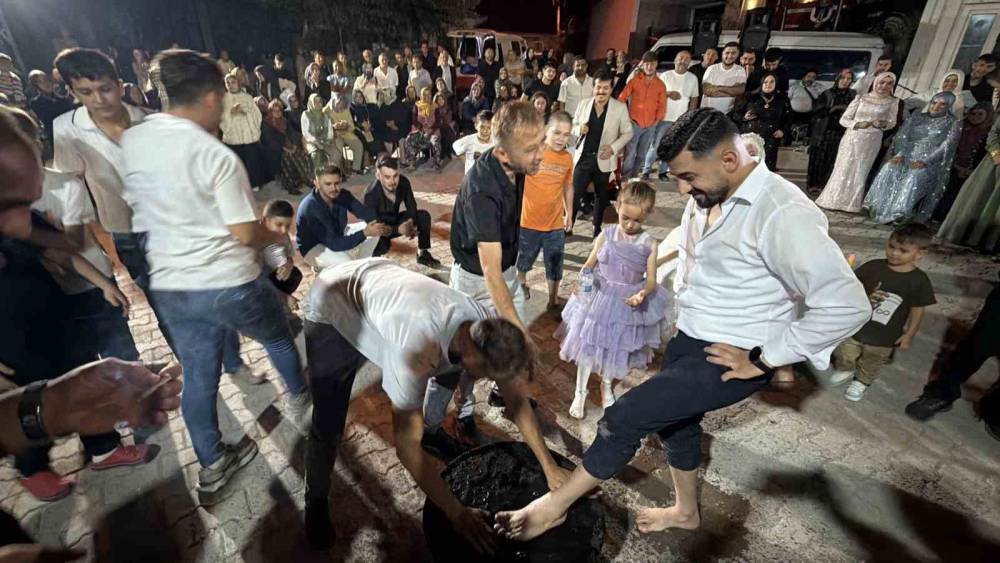 Damat ve sağdıcı kara kazan &uuml;zerinde oynattılar
