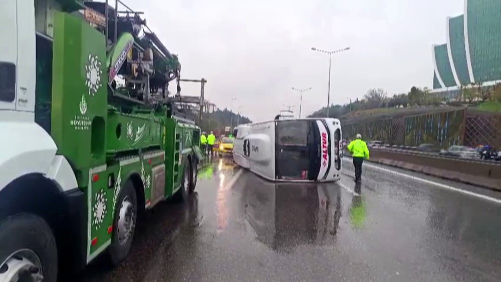 Servis minibüsü devrildi: 5 yaralı