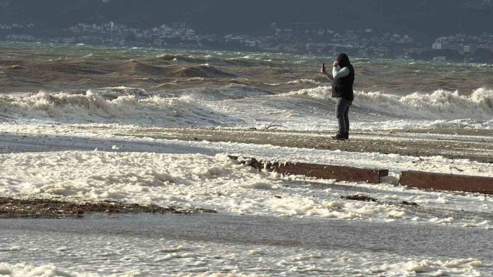 Edremit&rsquo;te lodos sahili k&ouml;p&uuml;kle kapladı
