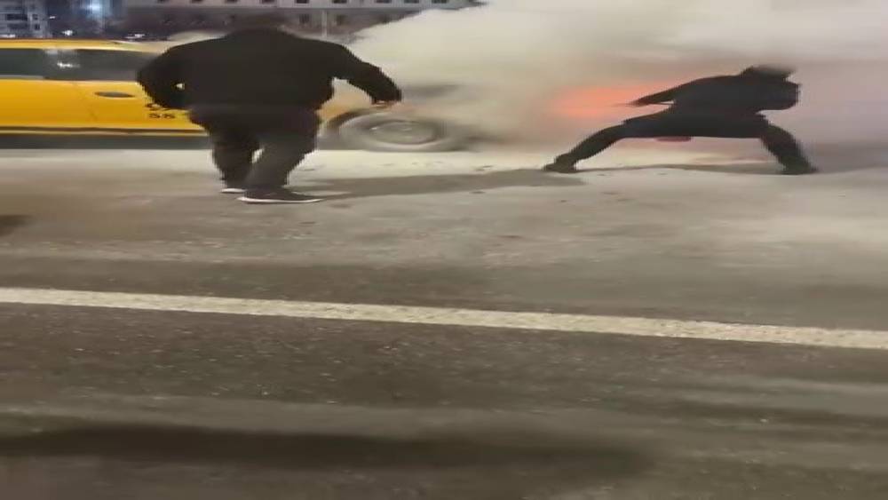 Sivas&rsquo;ta seyir halindeki taksi alevlere teslim oldu
