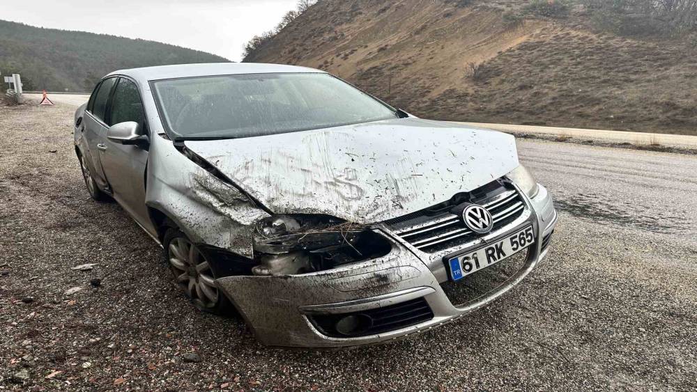 Kayak merkezine gitmek i&ccedil;in yola &ccedil;ıkan aile kaza yaptı: 3 yaralı
