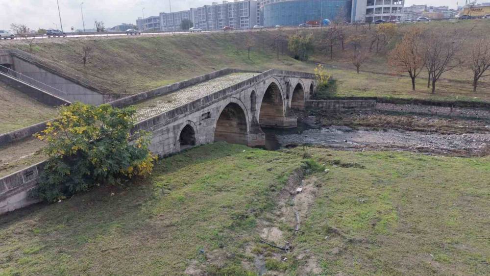 E-5’in yanında çukura terk edildi: 470 yıllık Haramidere Köprüsü içler acısı halde
