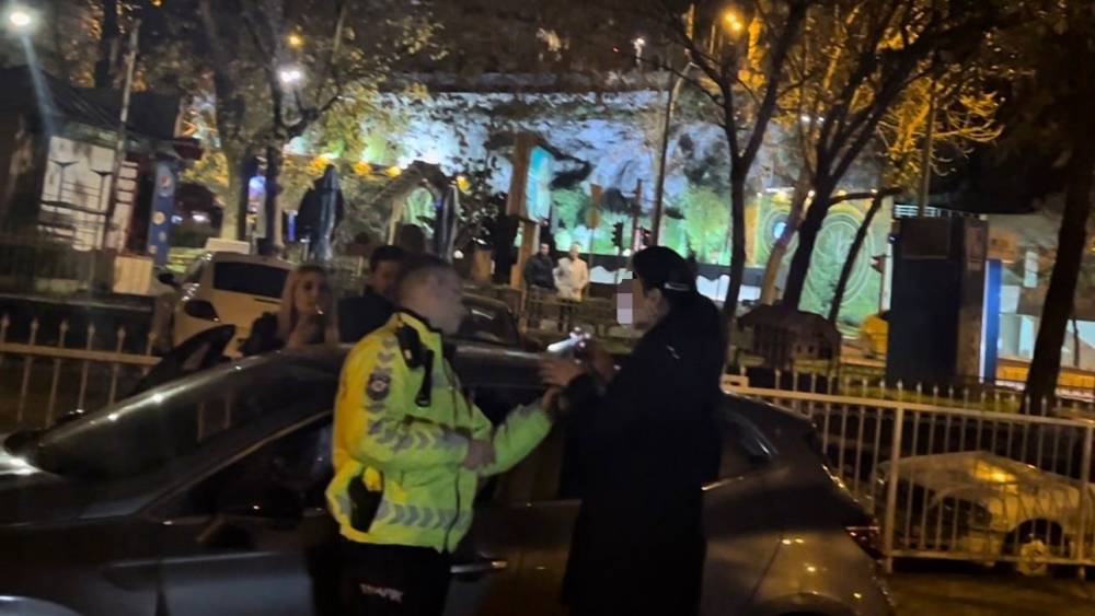 Polislerin sabır sınavı: 1.96 promil alkollü sürücü uygulama noktasını birbirine kattı, polislere hakaret etti
