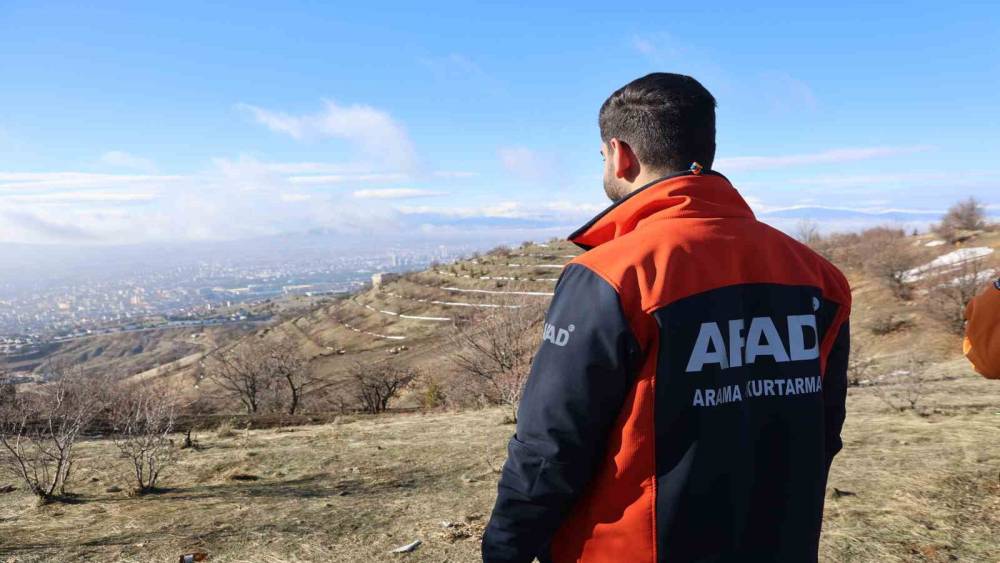Elazığ&rsquo;da kayıp yaşlı adamı arama &ccedil;alışmaları s&uuml;r&uuml;yor
