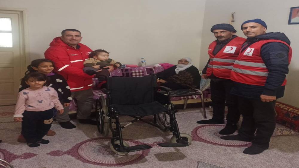 Kızılay&rsquo;dan gazi eşine tekerlekli sandalye desteği
