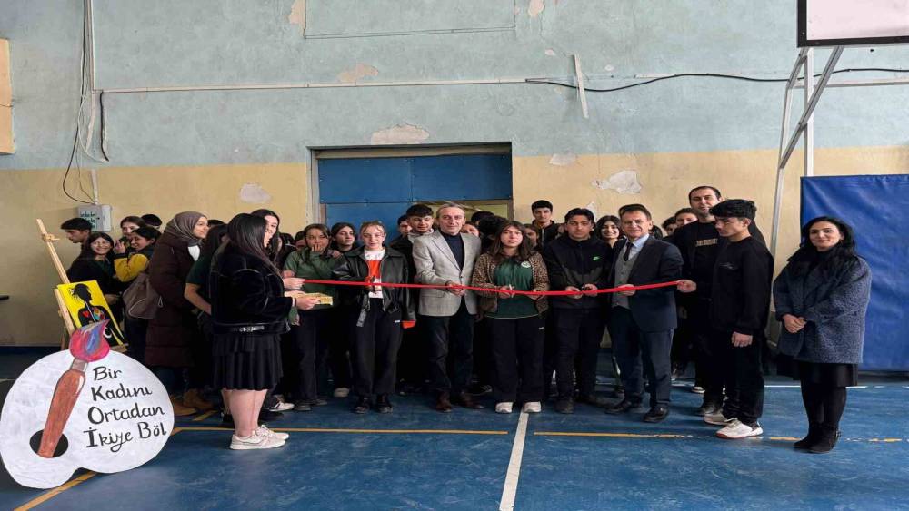 Fır&ccedil;alar kadınlar i&ccedil;in konuştu: Kars&rsquo;ta &ouml;ğrencilerden 8 Mart&rsquo;a anlamlı sergi
