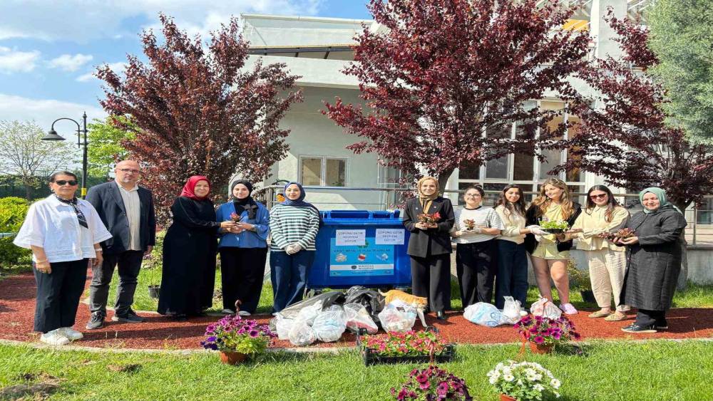 Gen&ccedil;lerden &ouml;rnek hareket: &Ccedil;&ouml;p topladılar, bah&ccedil;eyi g&uuml;llerle s&uuml;slediler
