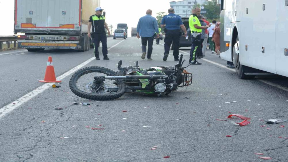 Arızalanan otobüse çarpan motosiklet sürücüsü, oto