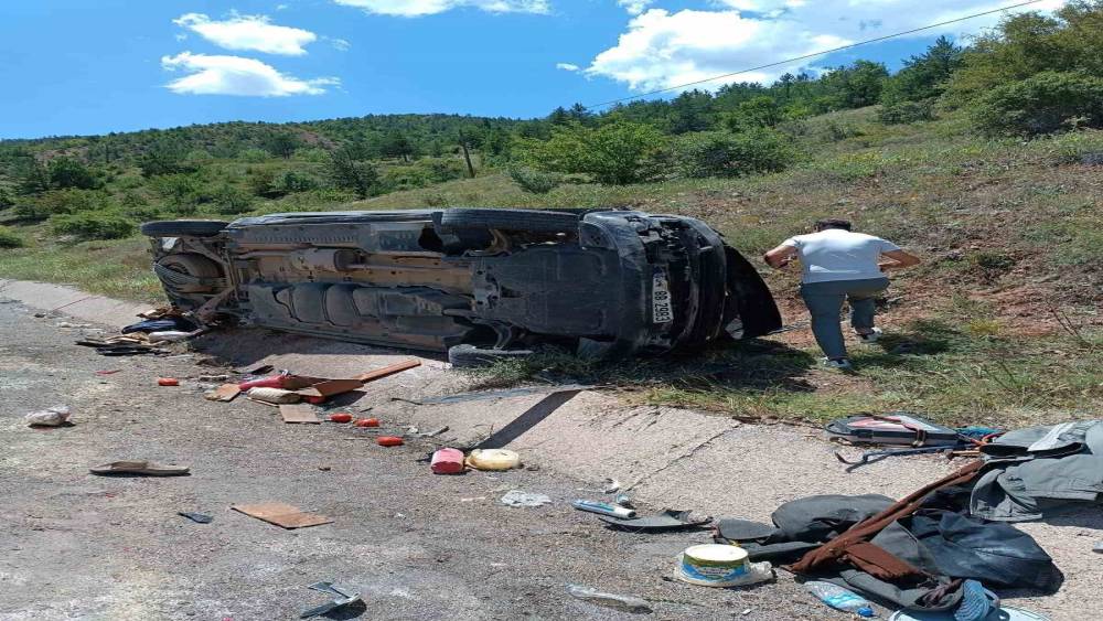 Hafif ticari araç menfeze çarpıp takla attı: 3 yaralı

