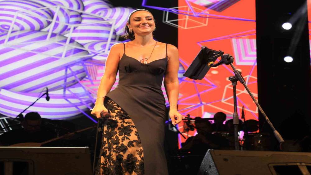 Ünlü sanatçı Sevcan Orhan Bitlislileri coşturdu
