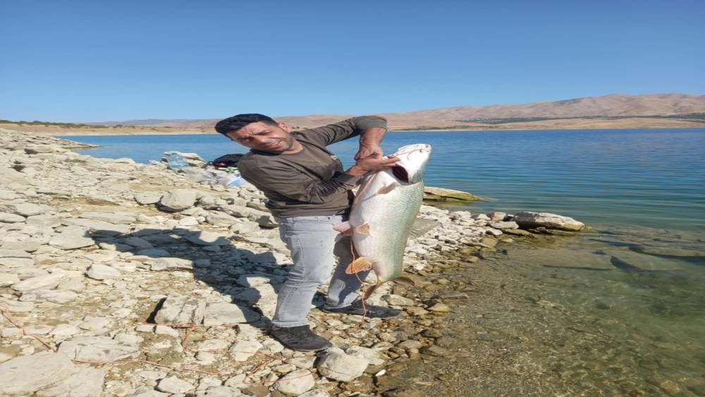 Elazığ’da amatör balıkçı 22 kiloluk turna yakaladı
