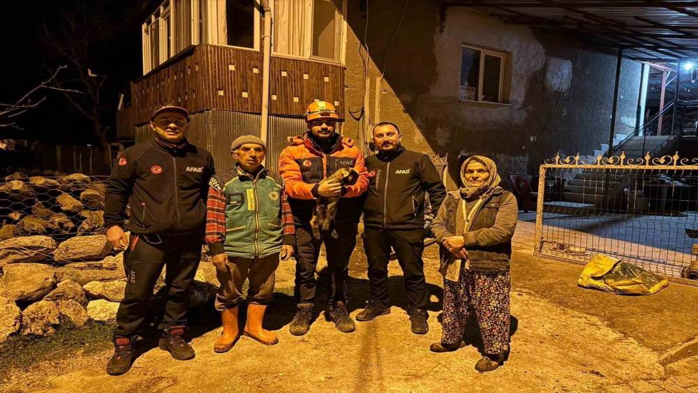 Burdur&rsquo;da kuyuya d&uuml;şen oğlak ekipler tarafından kurtarıldı
