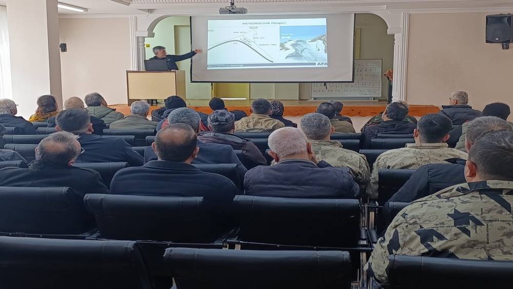 Kemaliye&rsquo;de muhtarlar &ccedil;ığ tehlikesine karşı bilgilendirildi
