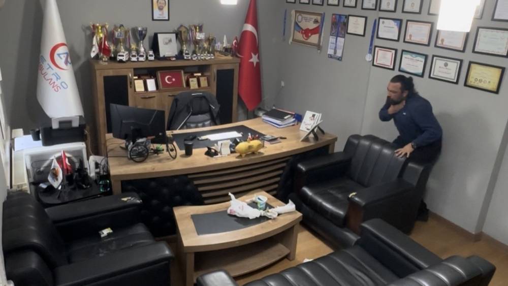 Boğazına lokma ka&ccedil;an sağlık &ccedil;alışanı kendi uyguladığı Heimlich manevrasıyla hayata tutundu
