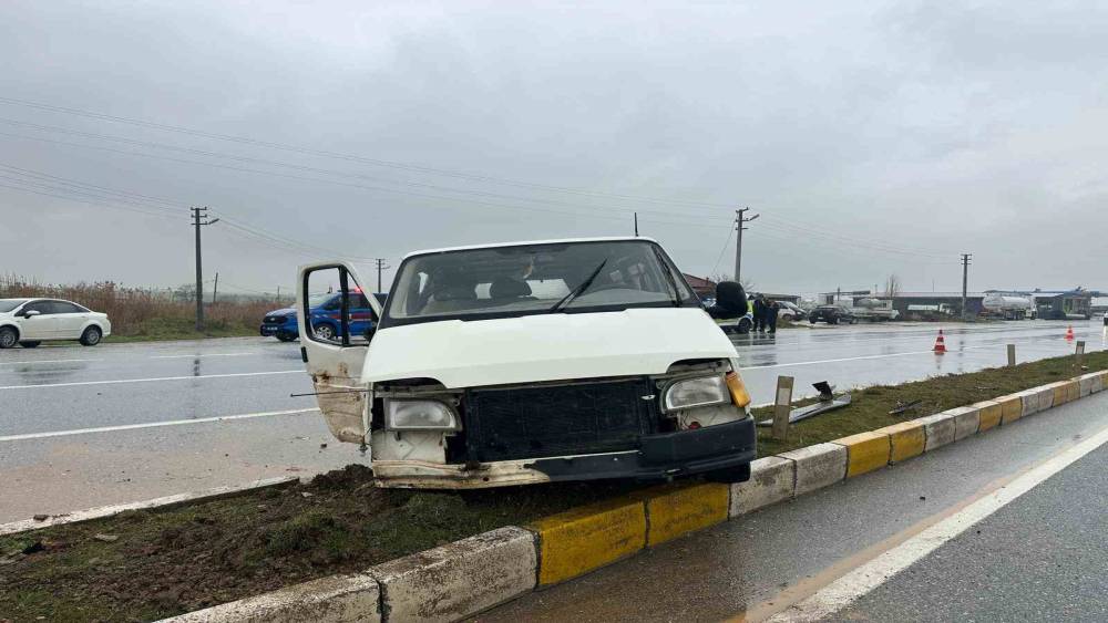 Uşak&rsquo;ta panelvan aracın ref&uuml;je &ccedil;arpması sonucu 1 kişi yaralandı
