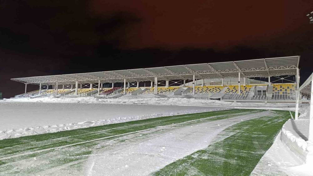 Bitlis&rsquo;te karla kaplı stat temizlendi
