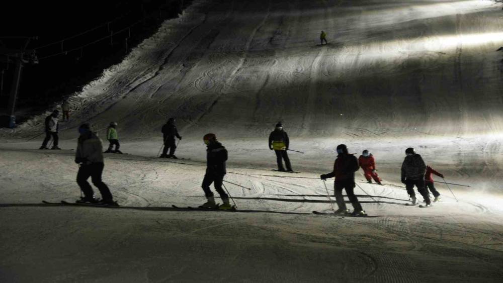 Bitlis&rsquo;te iftar sonrası kayak keyfi

