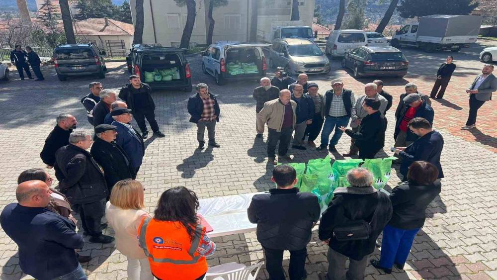 Antalya B&uuml;y&uuml;kşehir Belediyesi&rsquo;nden &uuml;reticilere bordo bulamacı desteği
