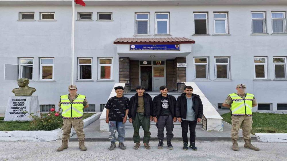 Tatvan’da 4 düzensiz göçmen yakalandı
