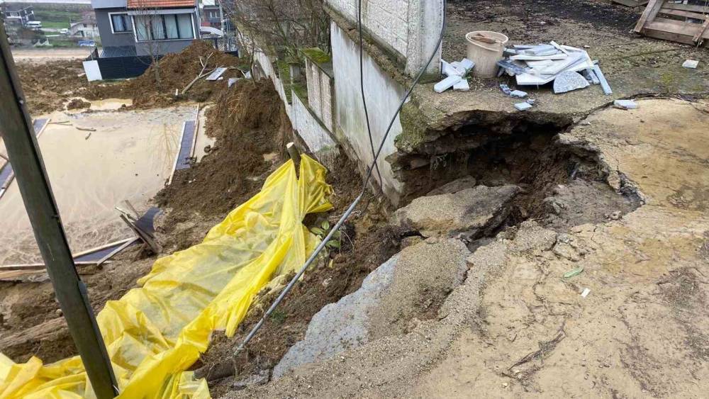 İnşaat kazısında toprak kaydı, yolun bir b&ouml;l&uuml;m&uuml; &ccedil;&ouml;kt&uuml;
