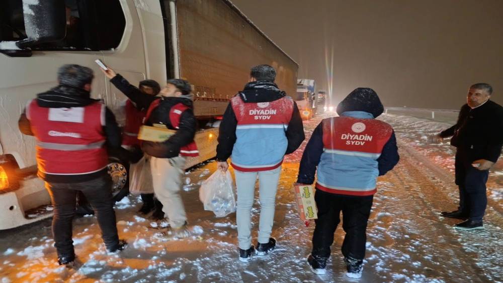 Diyadin&rsquo;de yolda kalan vatandaşlara kumanya desteği
