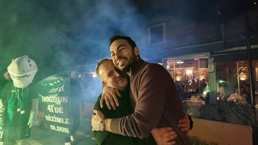 Kocaelisporlu taraftarlardan, Sel&ccedil;uk İnan&rsquo;a 41. yaş s&uuml;rprizi
