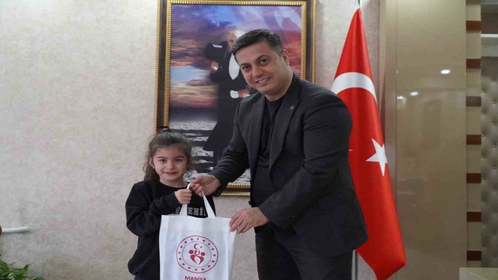 M&uuml;d&uuml;r &Ouml;zt&uuml;rk&rsquo;ten minik satran&ccedil;&ccedil;ı Deniz Erol&rsquo;a &ouml;vg&uuml;
