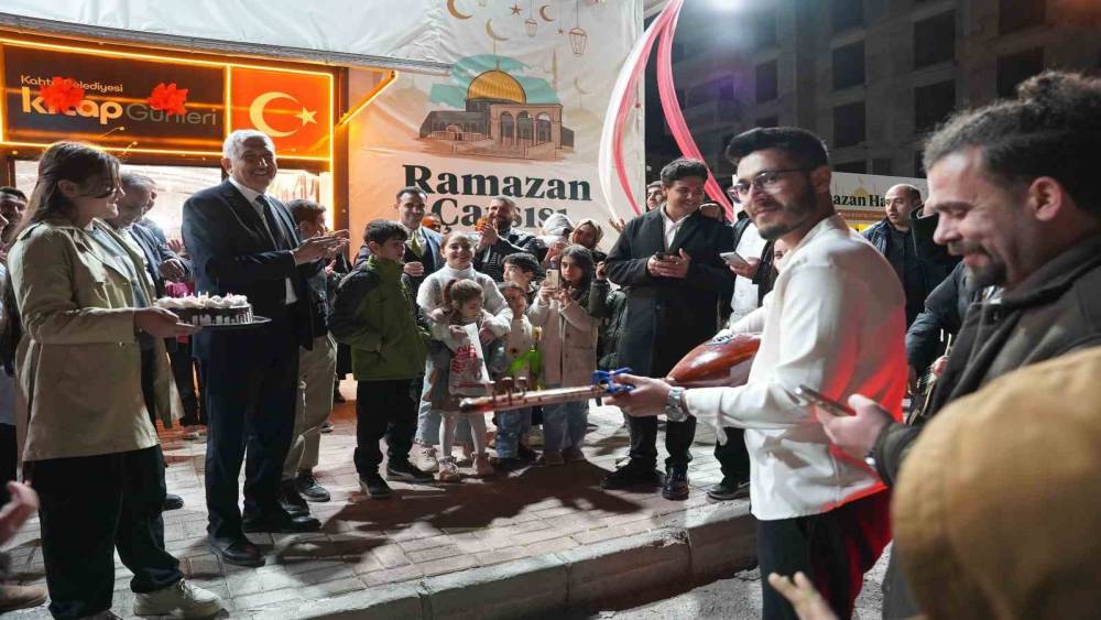 Başkan Halla&ccedil;&rsquo;a Ramazan &Ccedil;arşısı&rsquo;nda s&uuml;rpriz doğum g&uuml;n&uuml; kutlaması
