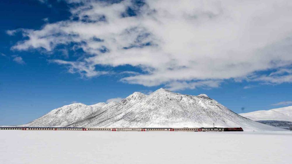 Van G&ouml;l&uuml; Ekspresi, Kirkor Dağı manzarasıyla g&ouml;rsel ş&ouml;len sunuyor

