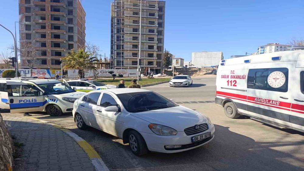 Kavşakta otomobiller &ccedil;arpıştı: 2 yaralı
