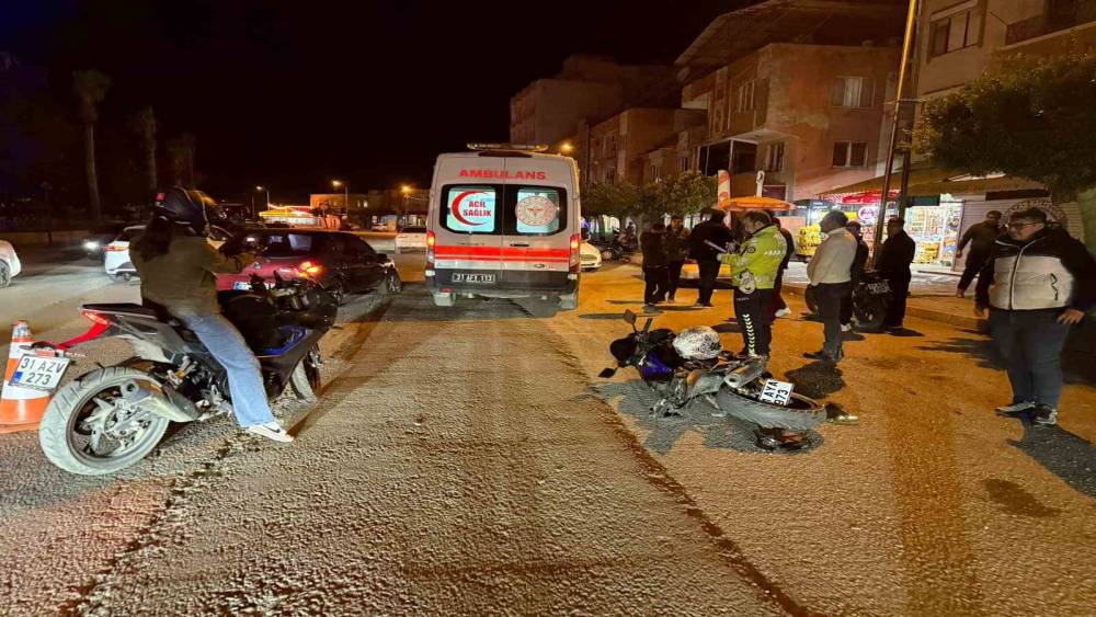 Payas&rsquo;ta otomobille &ccedil;arpışan motosikletin s&uuml;r&uuml;c&uuml;s&uuml; yaralandı
