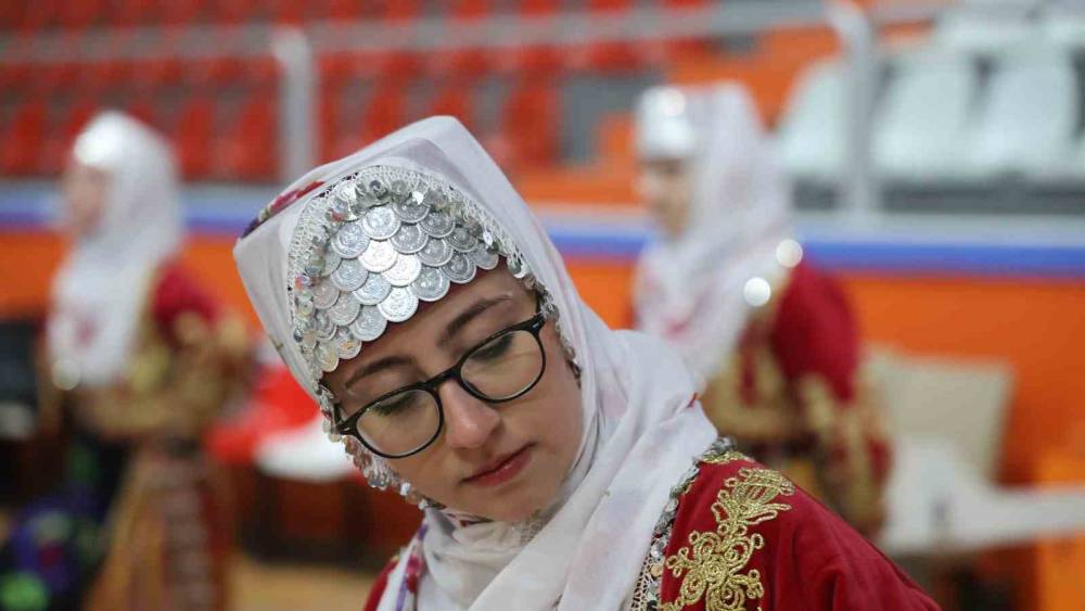 En g&uuml;zel halk oyununu oynamak i&ccedil;in ter d&ouml;kt&uuml;ler
