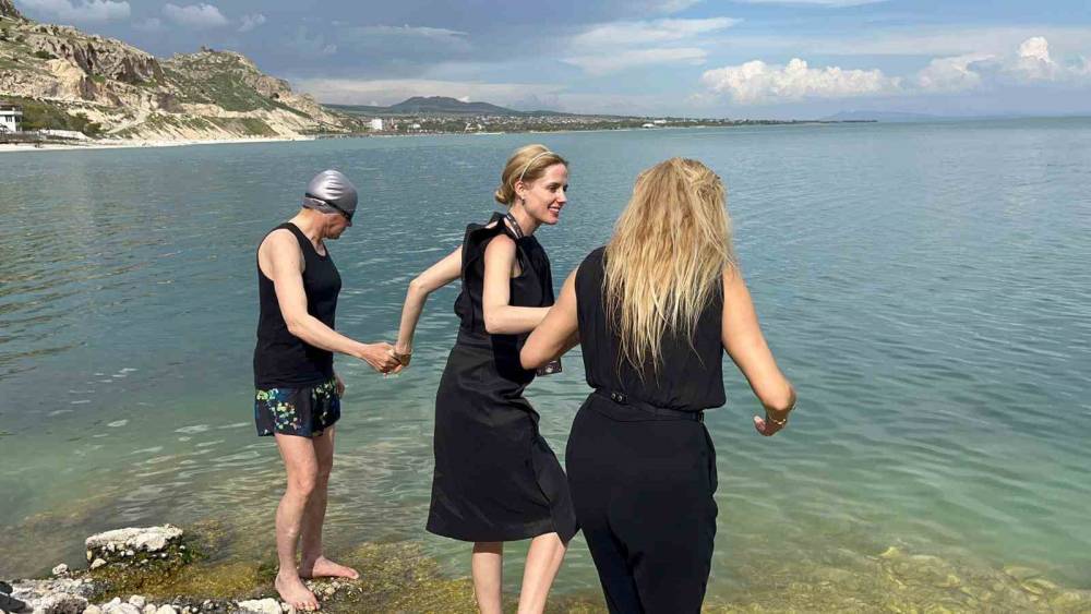 Oyuncu Wilma Elles ve Tuşba Özay Van Gölü’ne girdi
