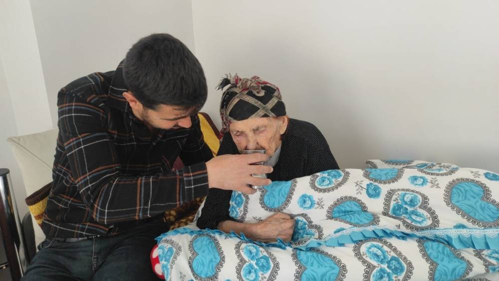 102 yaşındaki Kezik nineye çocukları gözü gibi bakıyor

