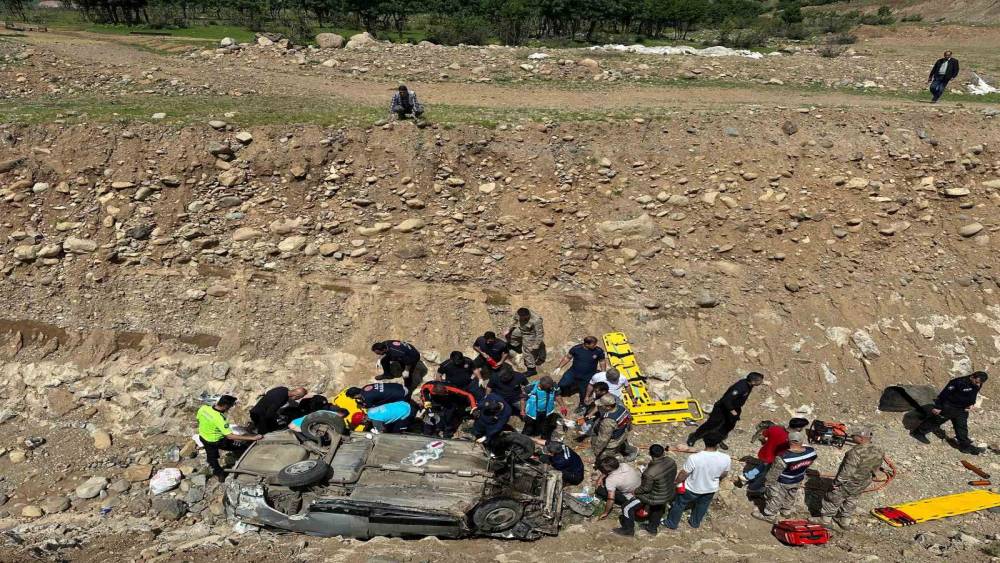Bingöl’de otomobil dereye uçtu: 7 yaralı
