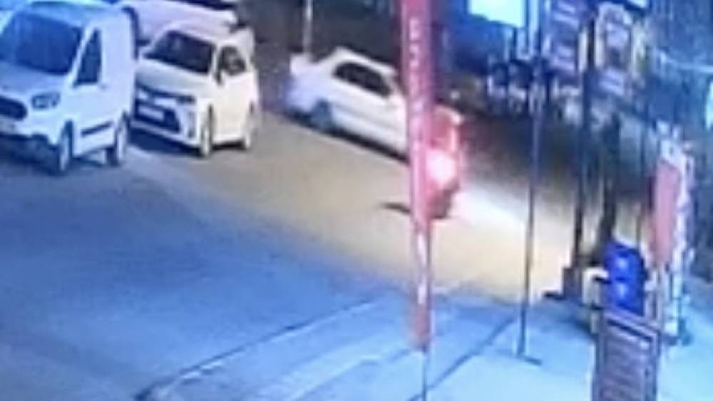 Motosiklet ile otomobilin çarpışması kameraya yansıdı